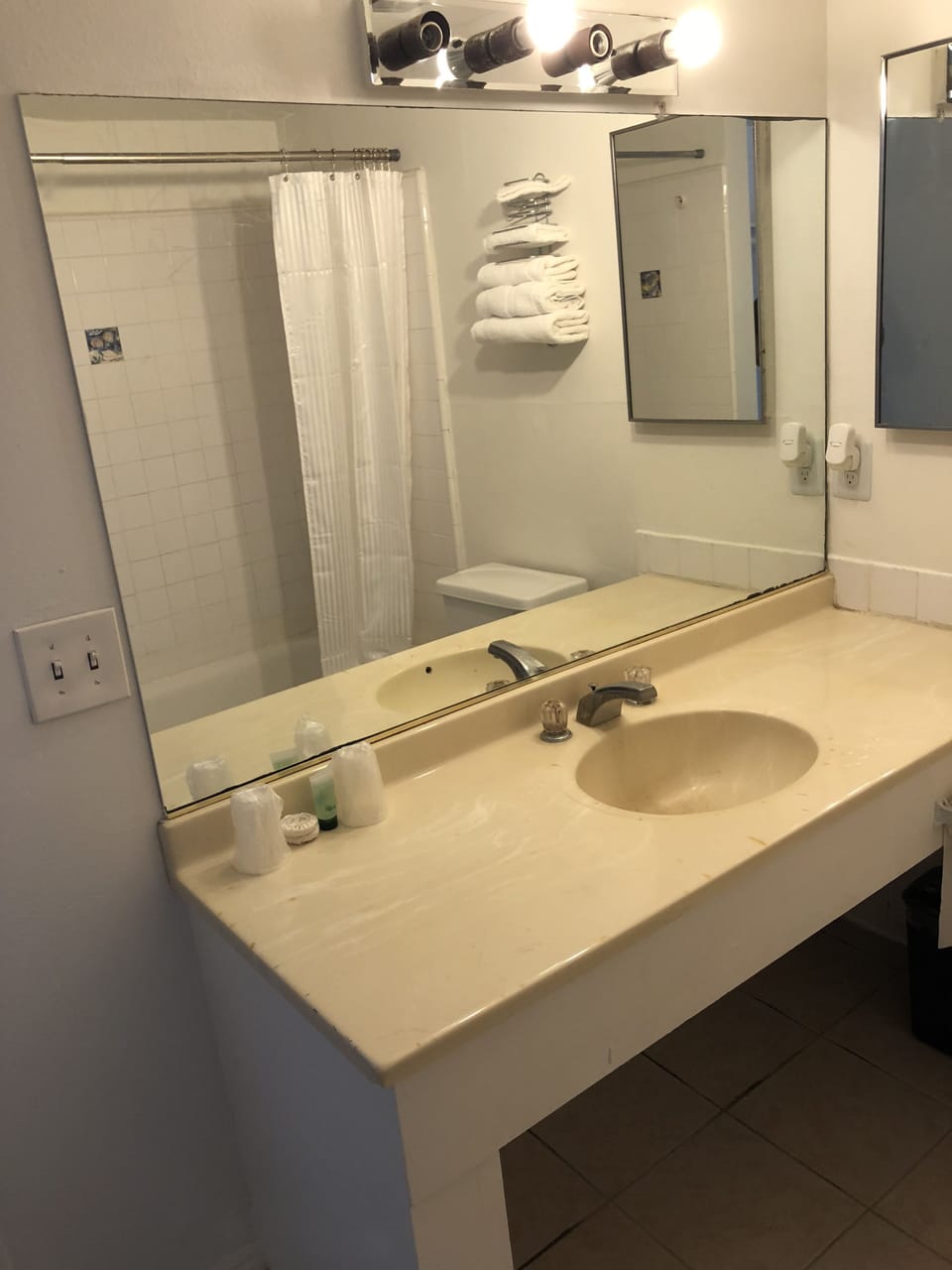 Basic Room, 1 King Bed, City View | Bathroom | Combined shower/tub, free toiletries, towels