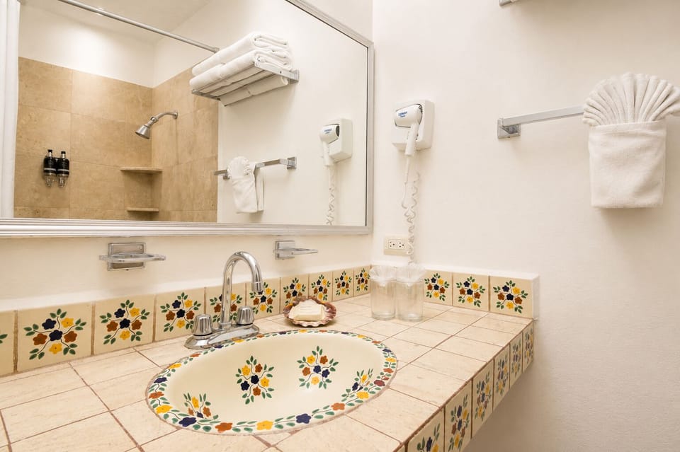 Superior Room, Ocean View | Bathroom | Shower, free toiletries, hair dryer, towels