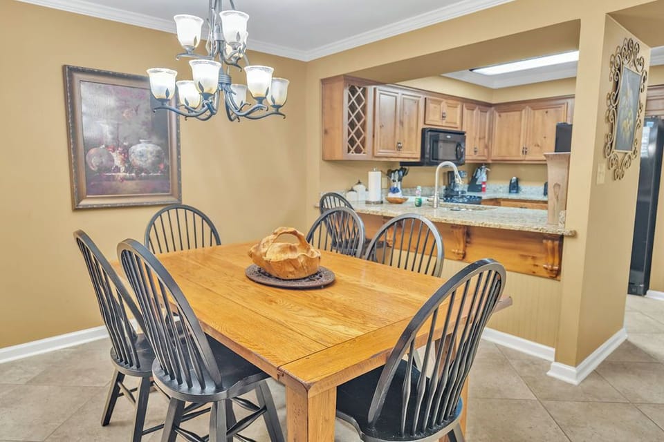pass through bar area from dinning to kitchen