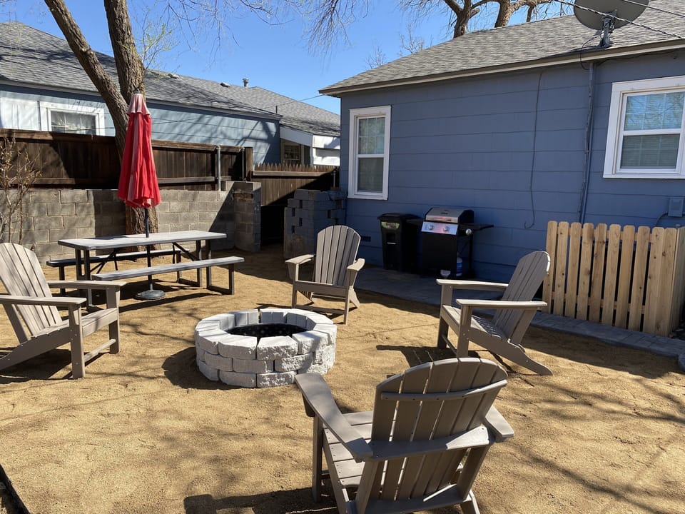 Fire pit, picnic table & grill