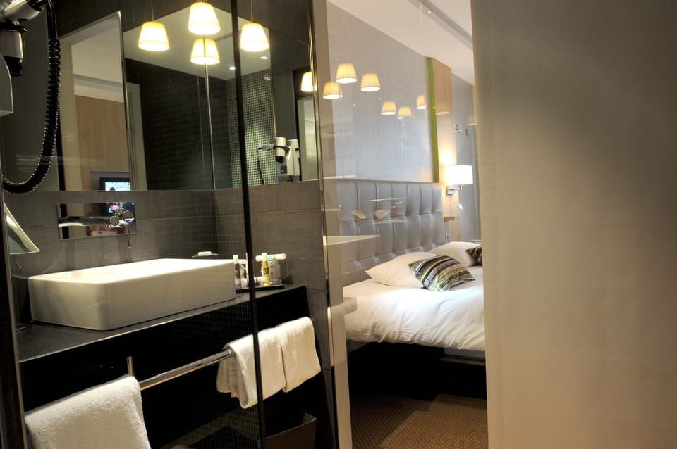 Combined shower/tub, eco-friendly toiletries, hair dryer, towels