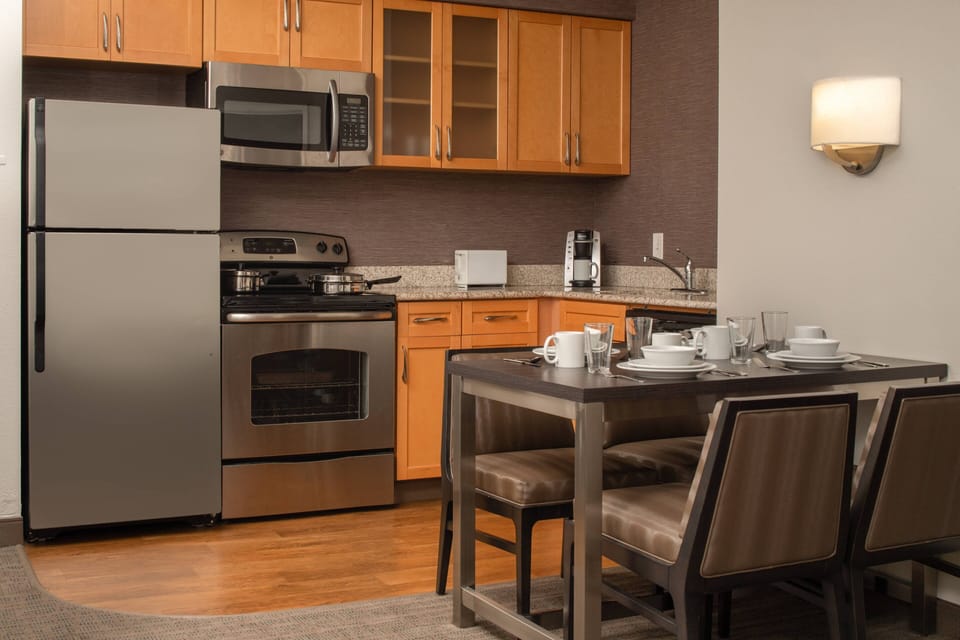 Fridge, microwave, stovetop, dishwasher