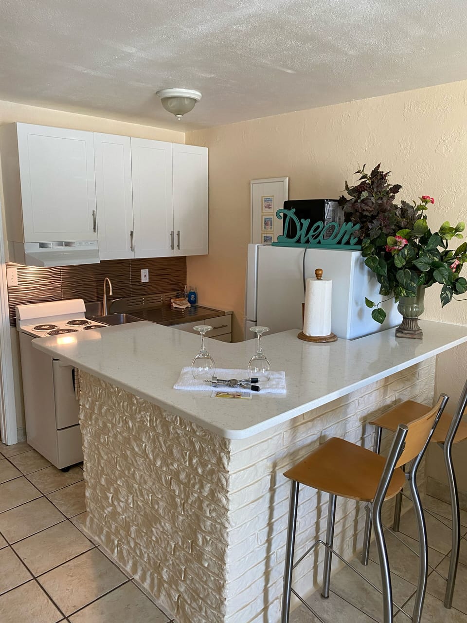 UPDATES: QUARTZ BAR COUNTER, SHAKER CABINETS, APPLIANCES, RETRO STAINLESS SINK 