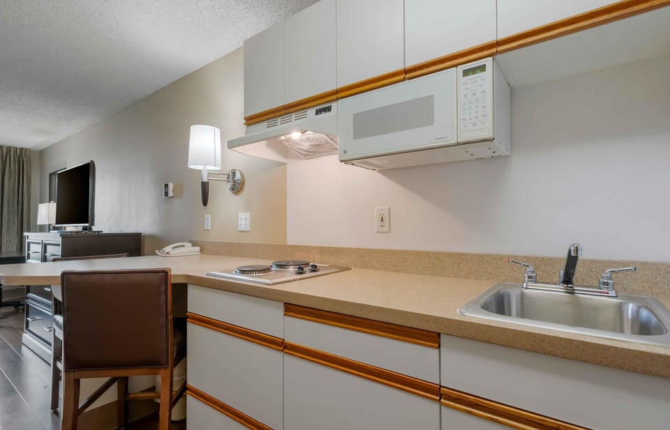 Coffee/tea maker, fridge, microwave, stovetop