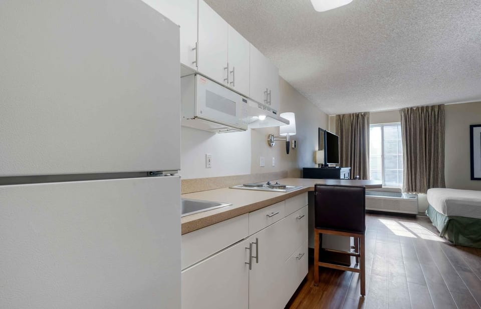 Studio, 1 Queen Bed, Non Smoking | Private kitchen | Coffee/tea maker, fridge, microwave, stovetop