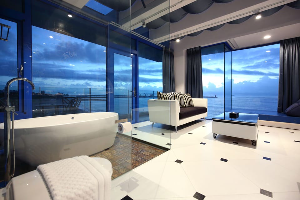 Presidential Suite | Bathroom | Combined shower/tub, rainfall showerhead, free toiletries, hair dryer