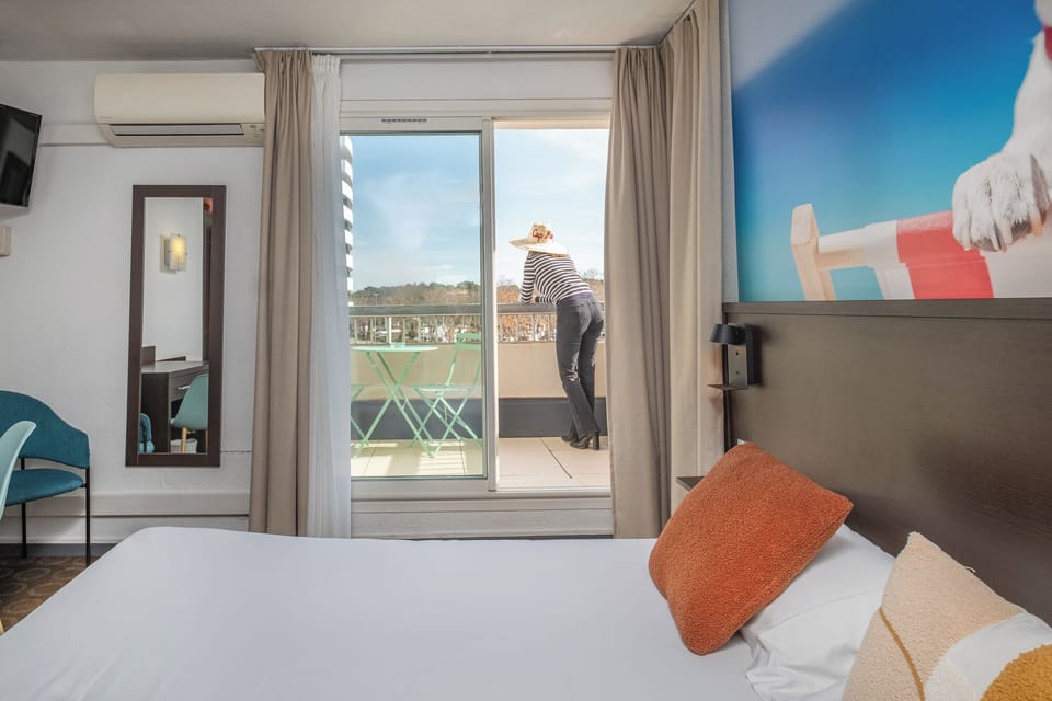 Superior Double Room, Balcony | Premium bedding, in-room safe, desk, blackout drapes