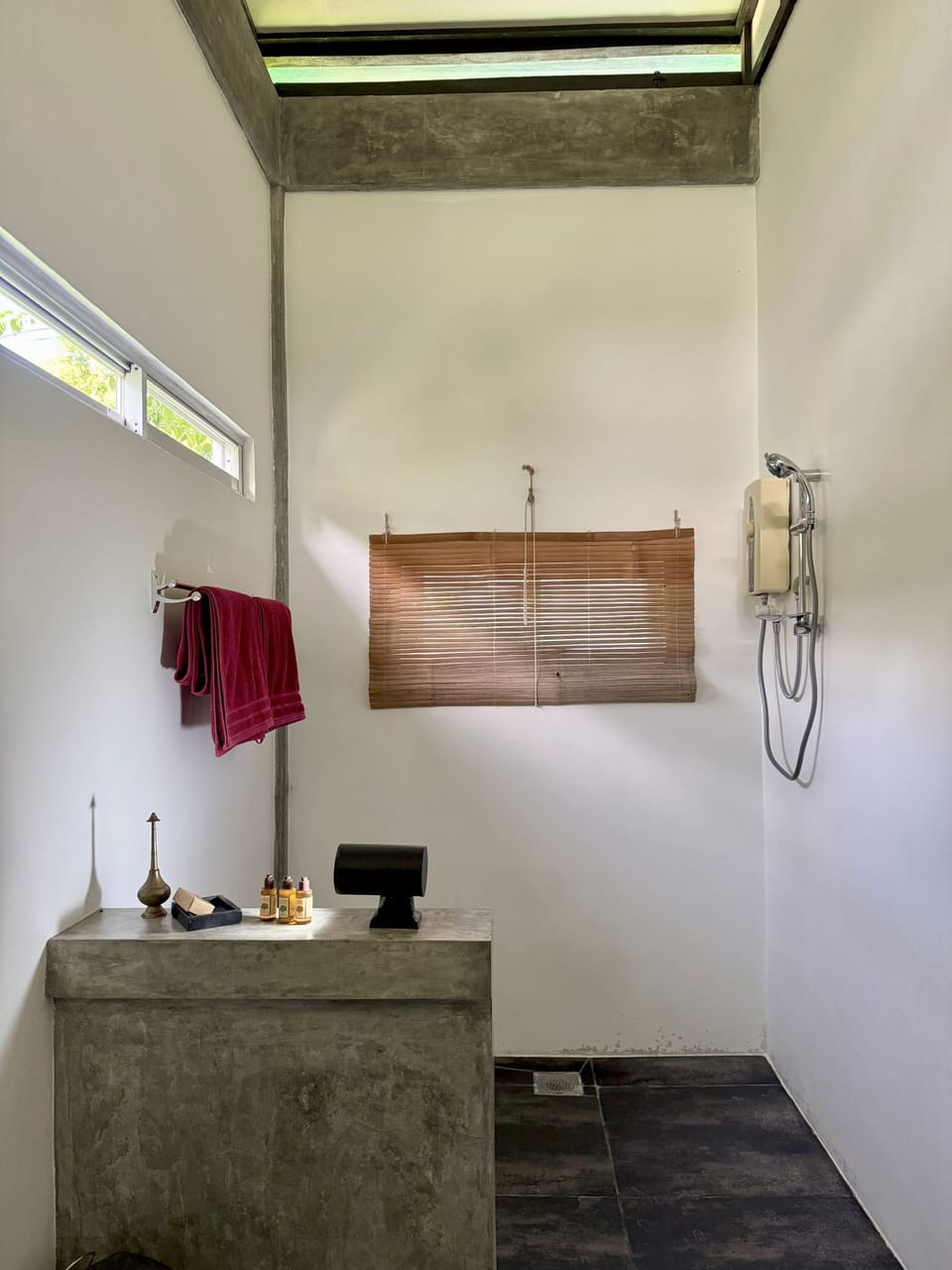 Le Pavillon | Bathroom | Shower, rainfall showerhead, free toiletries, hair dryer