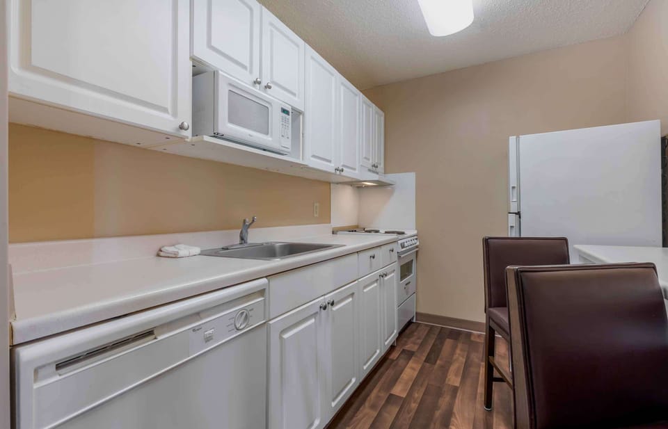Full-size fridge, microwave, stovetop