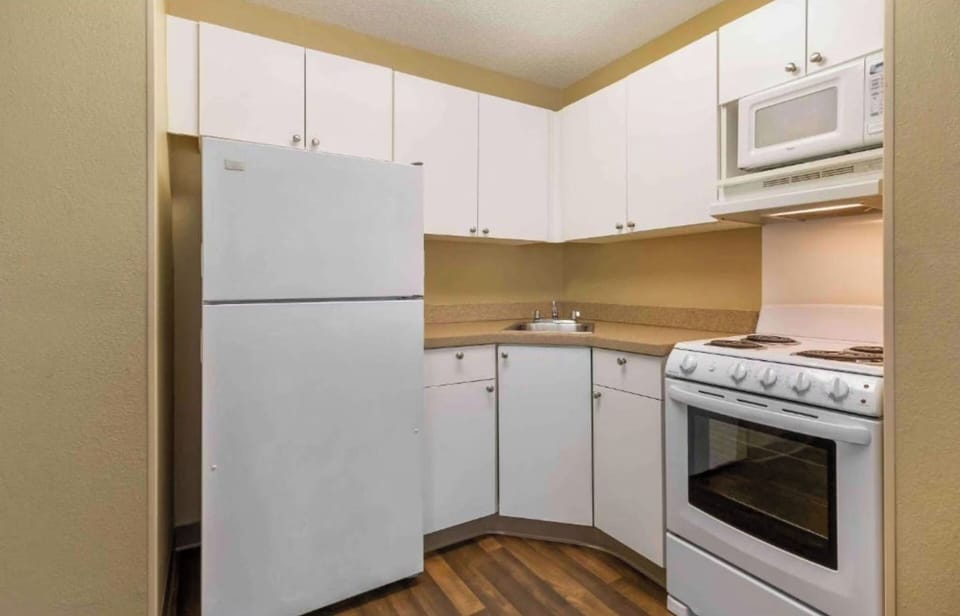 Room, 1 King Bed, Accessible Bathtub, Non Smoking (Kitchen, Mobility) | Private kitchenette | Fridge, microwave, oven, stovetop