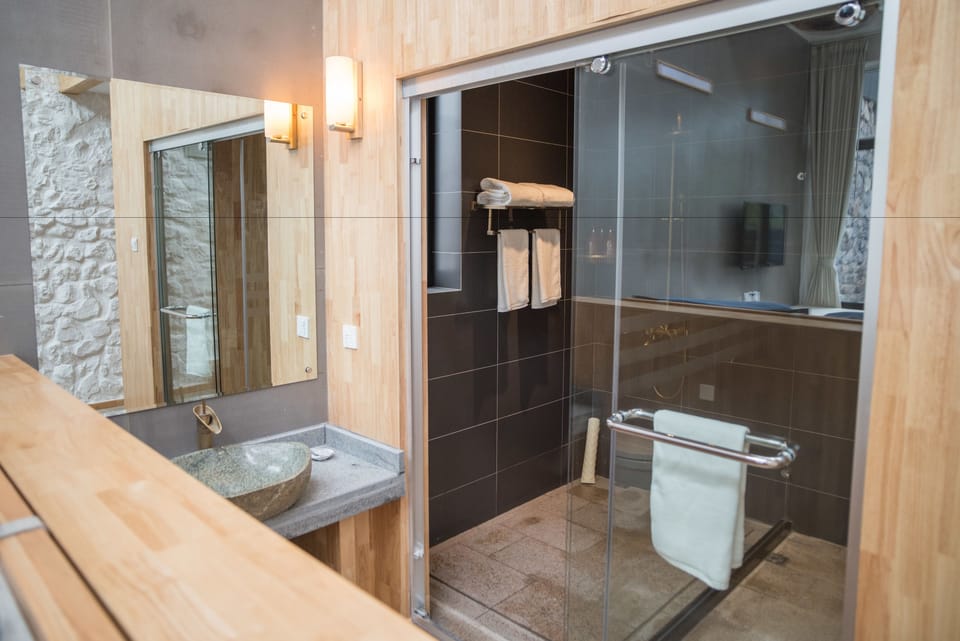 Deluxe Double Room with Courtyard | Bathroom | Shower, free toiletries, hair dryer (on request), slippers