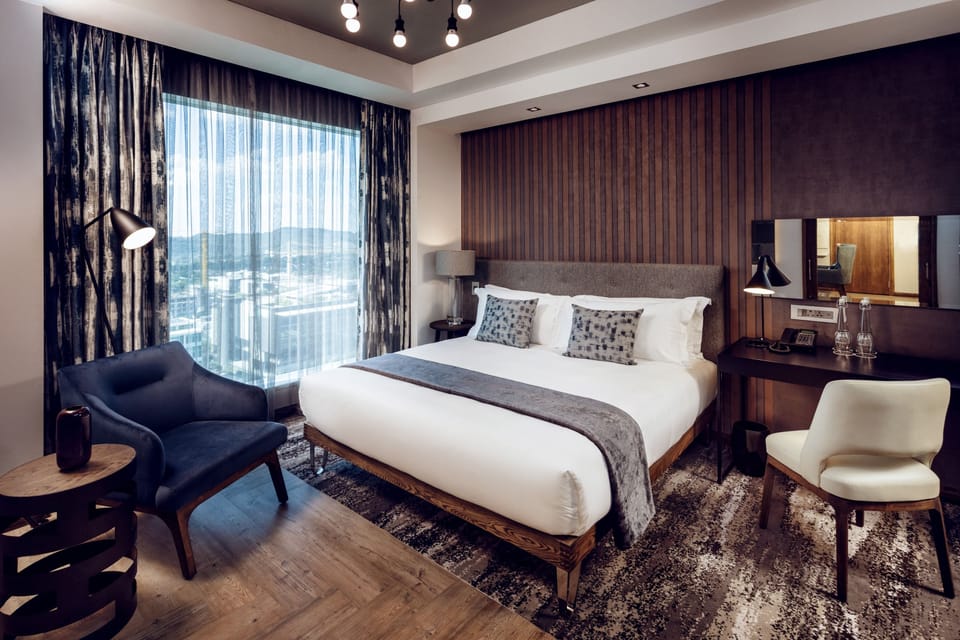 Minibar, in-room safe, desk, WiFi (free)