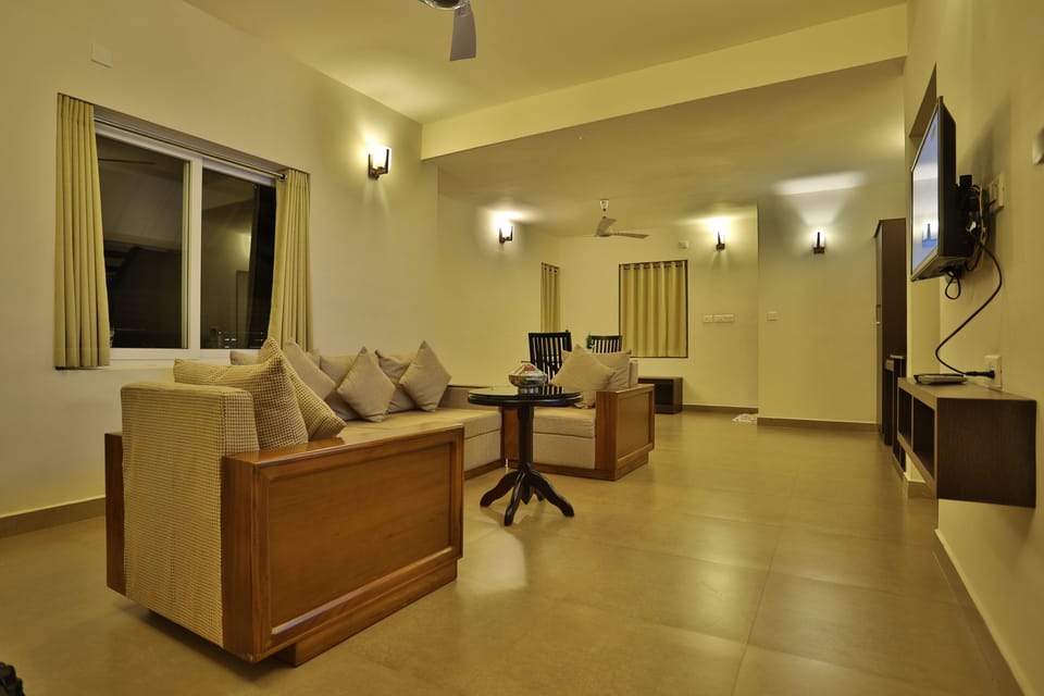 Luxury Suite, 1 Bedroom, Jetted Tub | Living area | 40-inch flat-screen TV with cable channels, TV