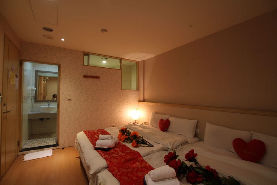 Desk, soundproofing, free WiFi, bed sheets