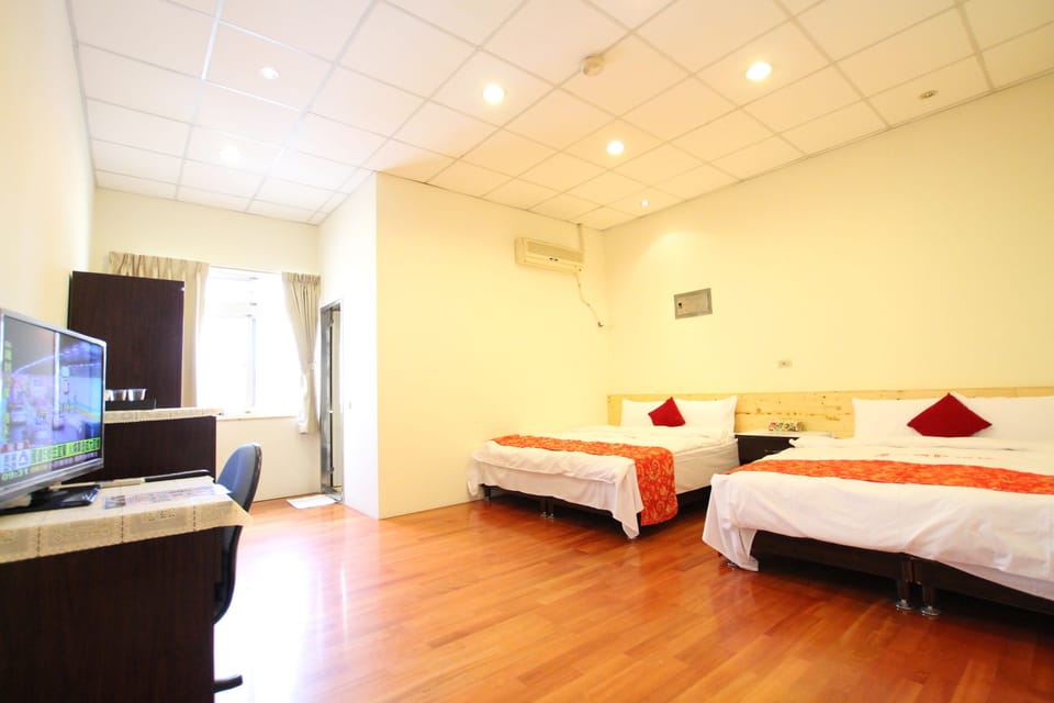 Quadruple Room | Desk, soundproofing, free WiFi, bed sheets