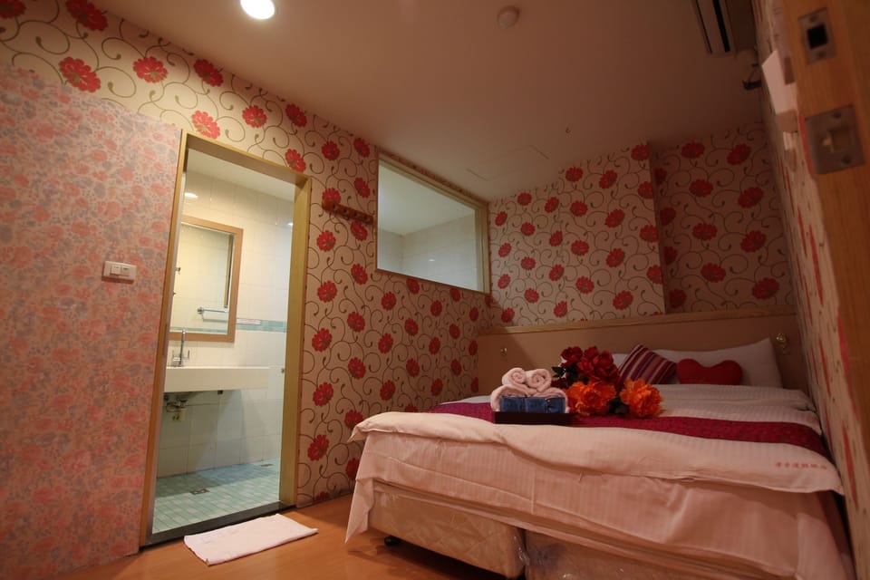 Desk, soundproofing, free WiFi, bed sheets