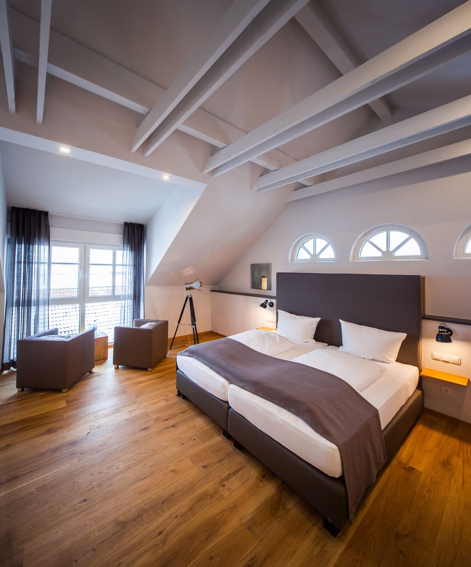 In-room safe, soundproofing, free WiFi, bed sheets