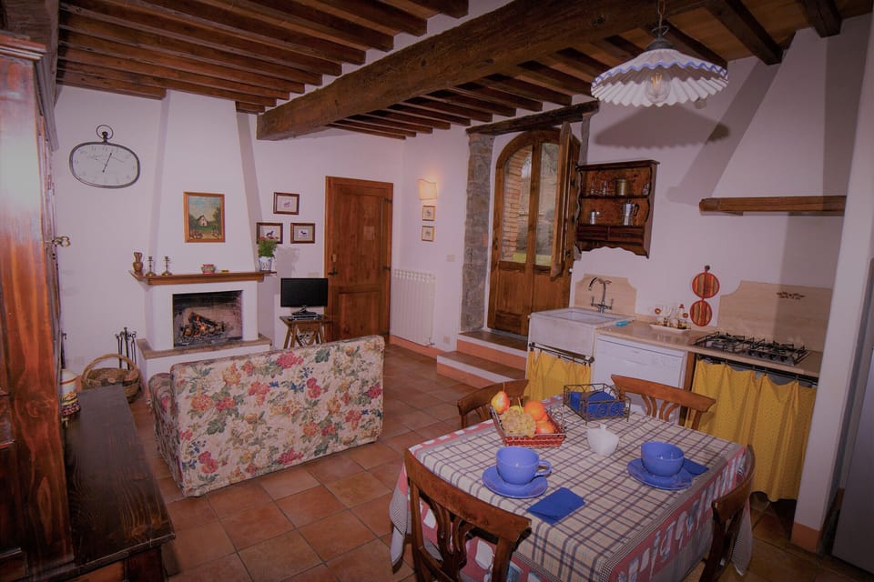 Pietreta. Apartment, 2 Bedrooms, 2 Bathrooms, Mountain View (Pozzo) | Living area | 18-inch LCD TV with digital channels, TV