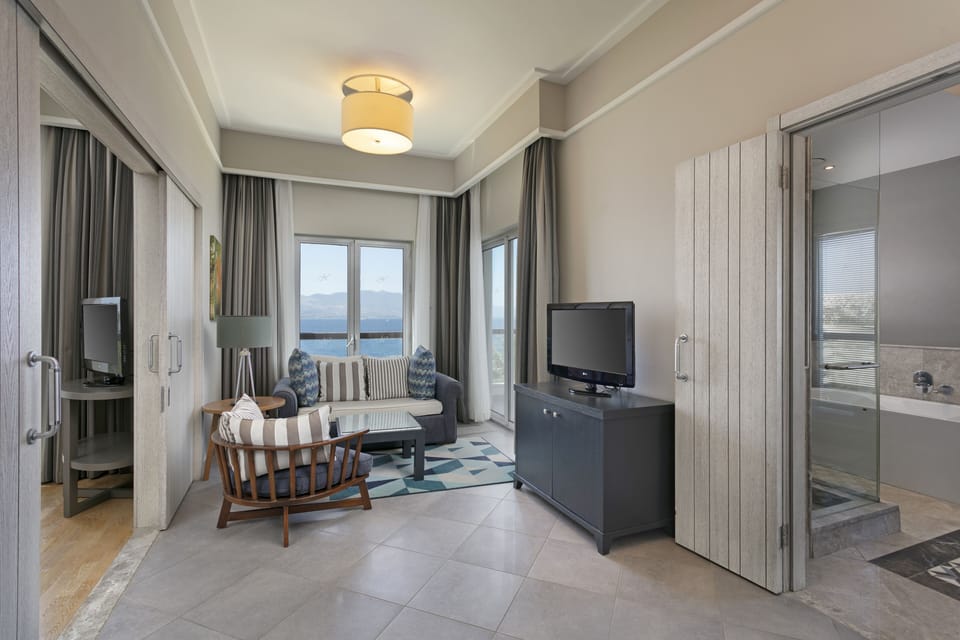 Deluxe Suite | Premium bedding, minibar, in-room safe, desk