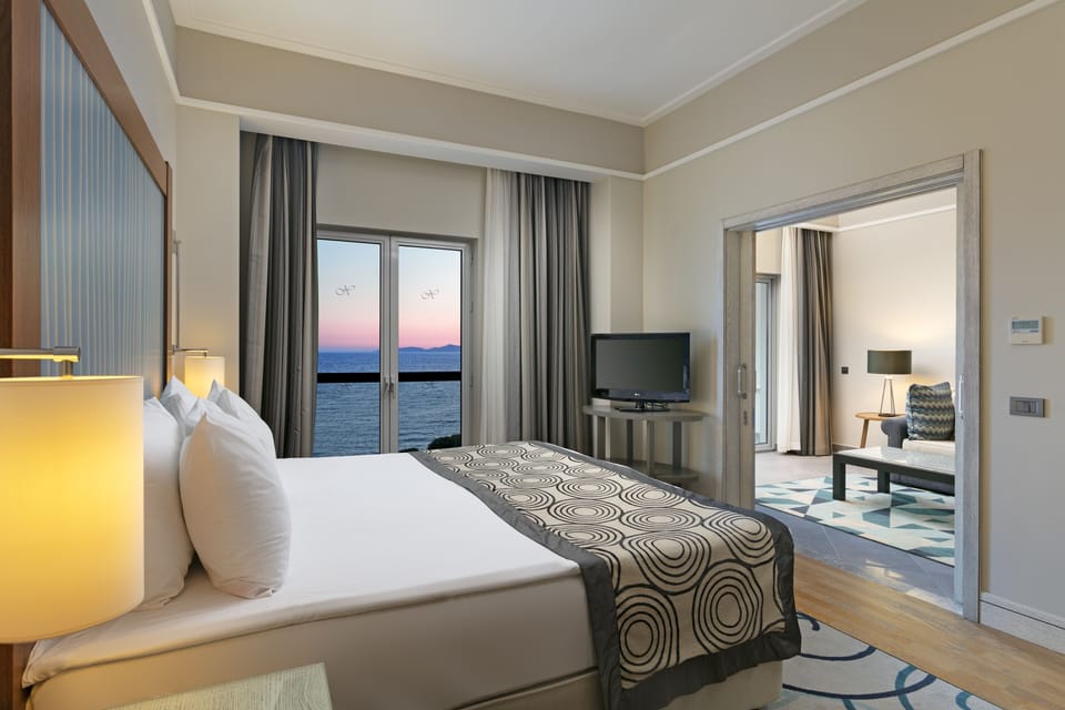Suite (Sunset) | Premium bedding, minibar, in-room safe, desk