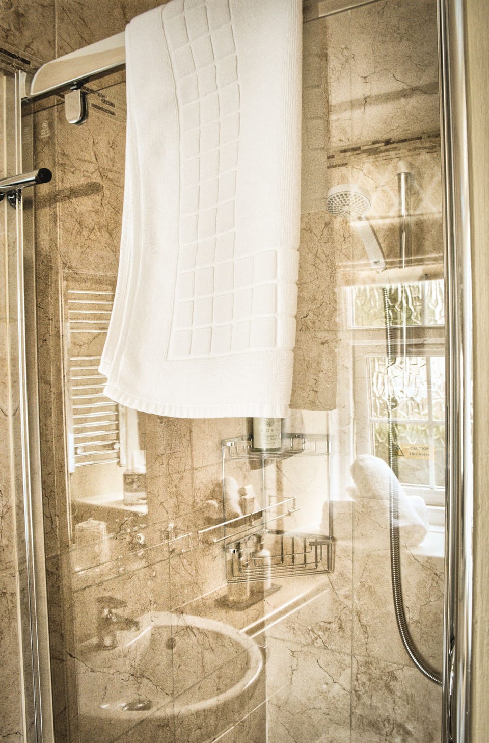 Comfort Twin Room, 2 Twin Beds, Non Smoking | Bathroom | Shower, free toiletries, hair dryer, towels