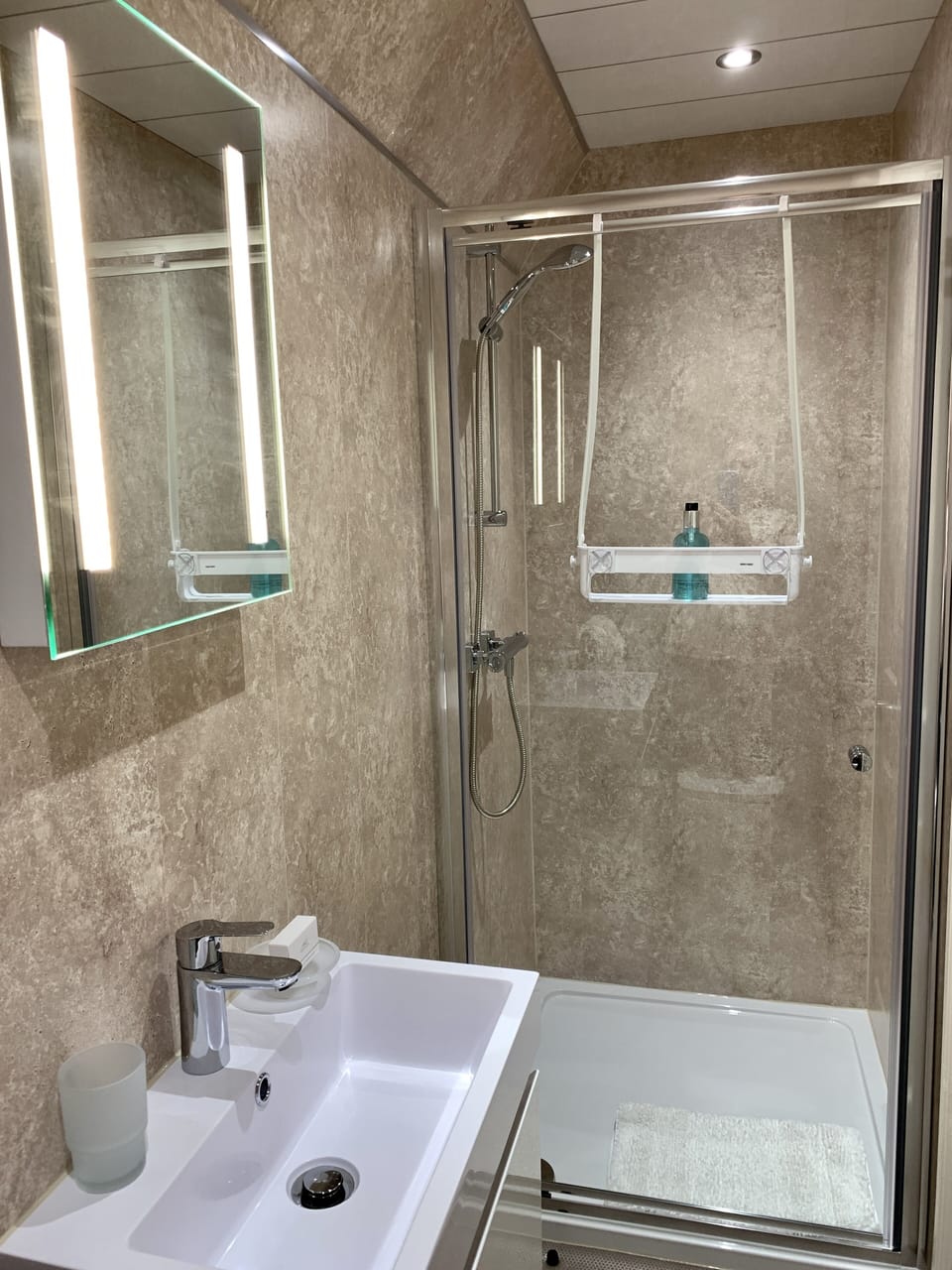 Deluxe Double Room, 1 Double Bed | Bathroom | Shower, free toiletries, hair dryer, towels
