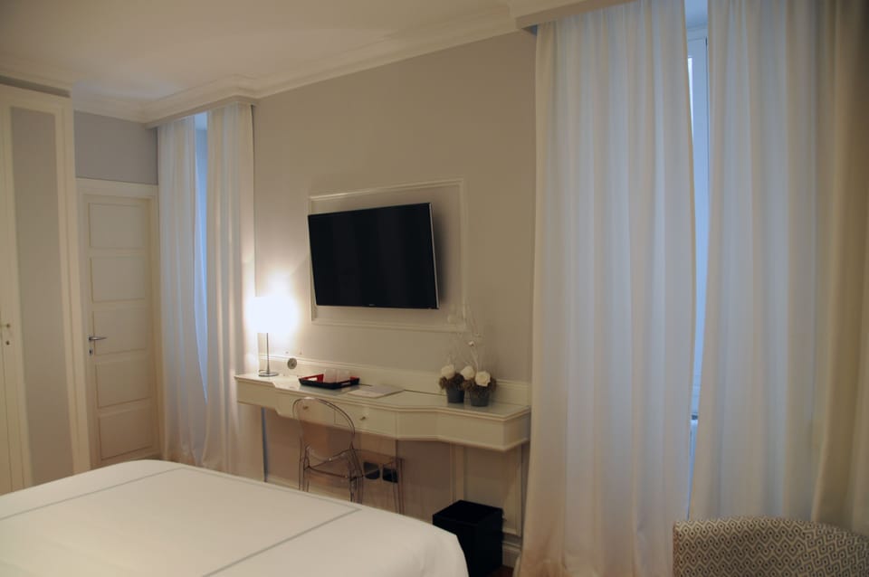 Junior Suite, 1 Queen Bed (White) | Room amenity