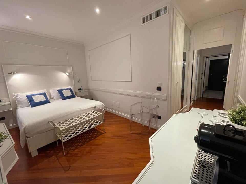 Classic Suite, 1 Queen Bed with Sofa bed, City View | Room amenity