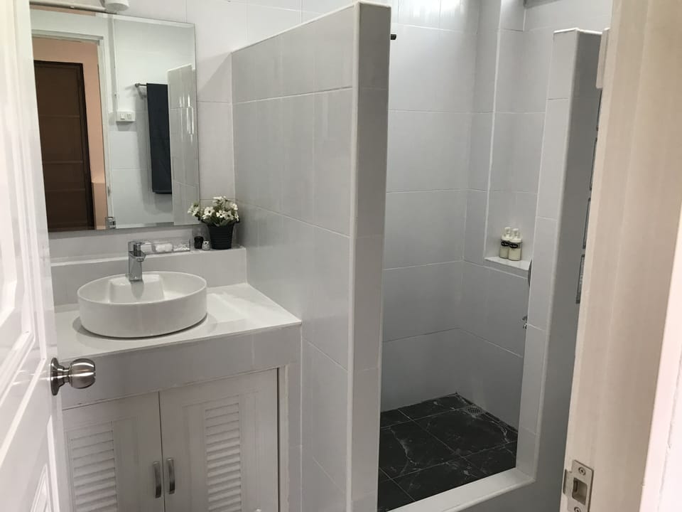 Superior Single Room | Bathroom | Shower, free toiletries, hair dryer, slippers