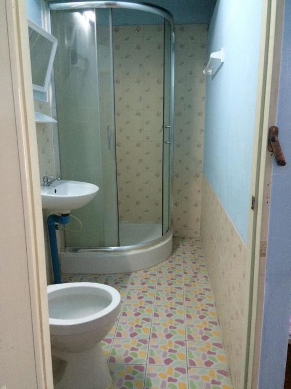 Standard Double Room | Bathroom | Shower, free toiletries, towels