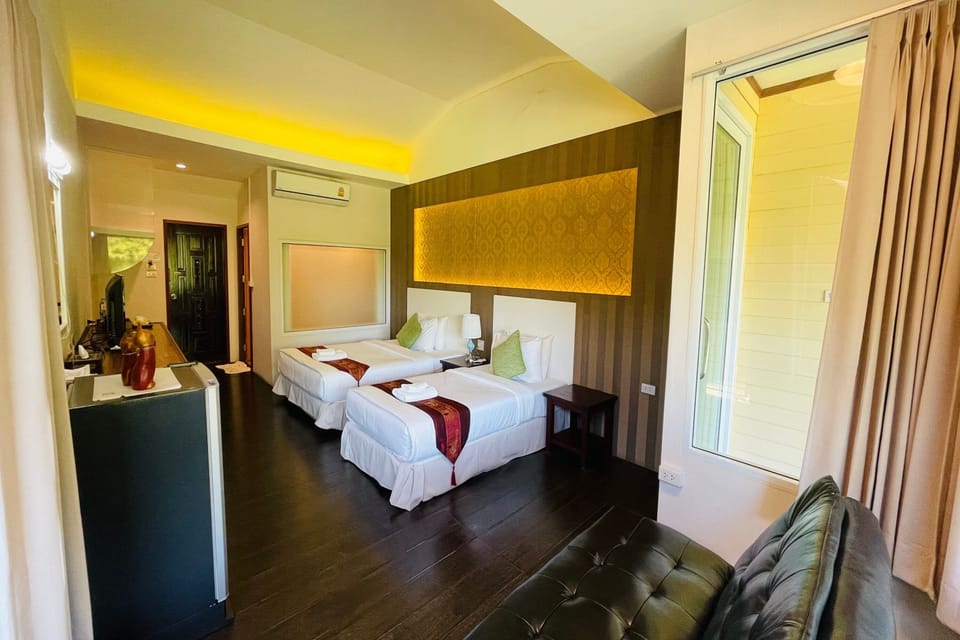 Junior Twin Room | Desk, bed sheets
