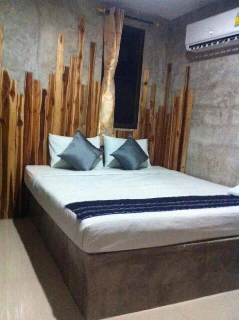 Free WiFi, bed sheets