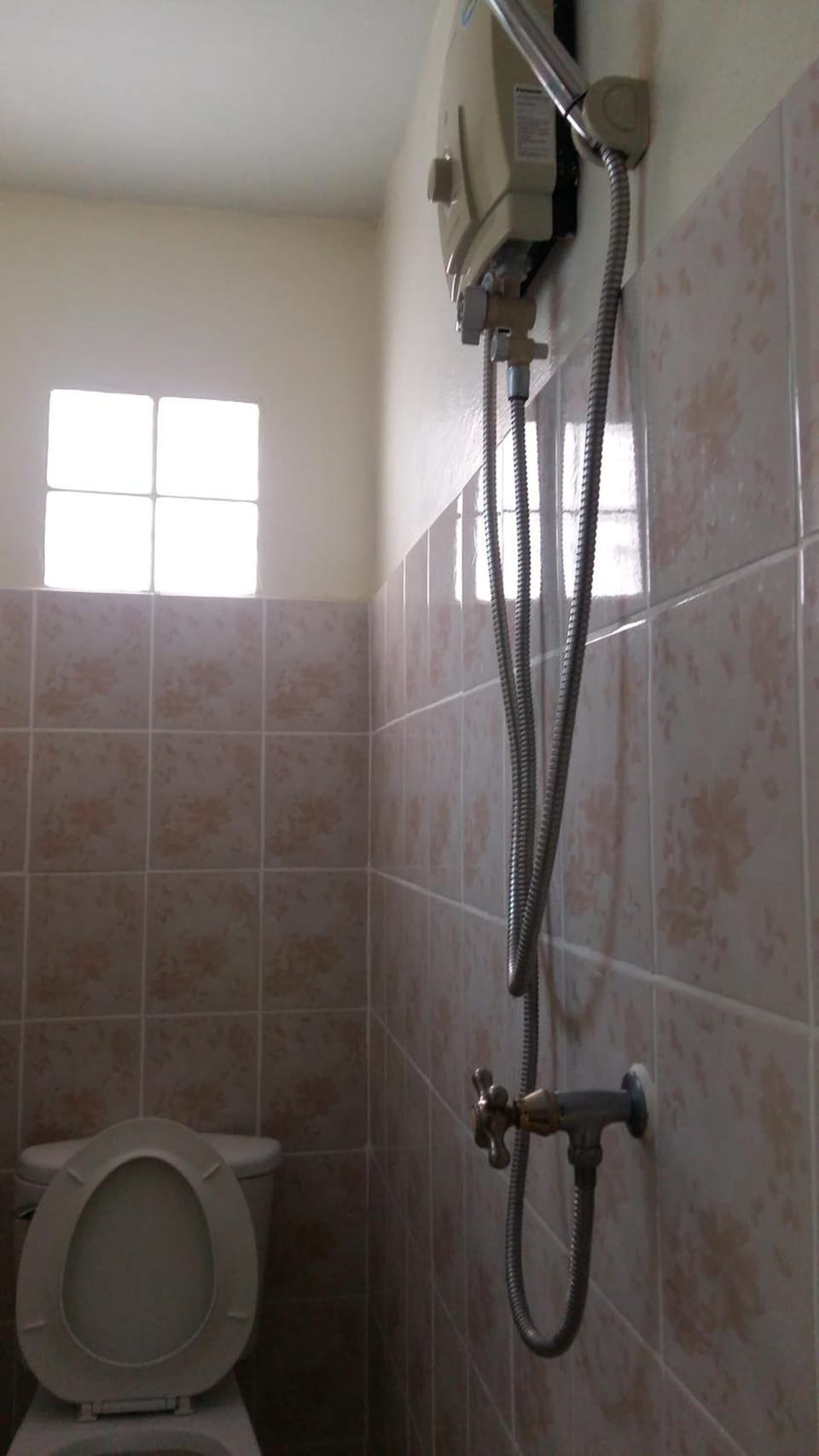 Bathtub, free toiletries, towels