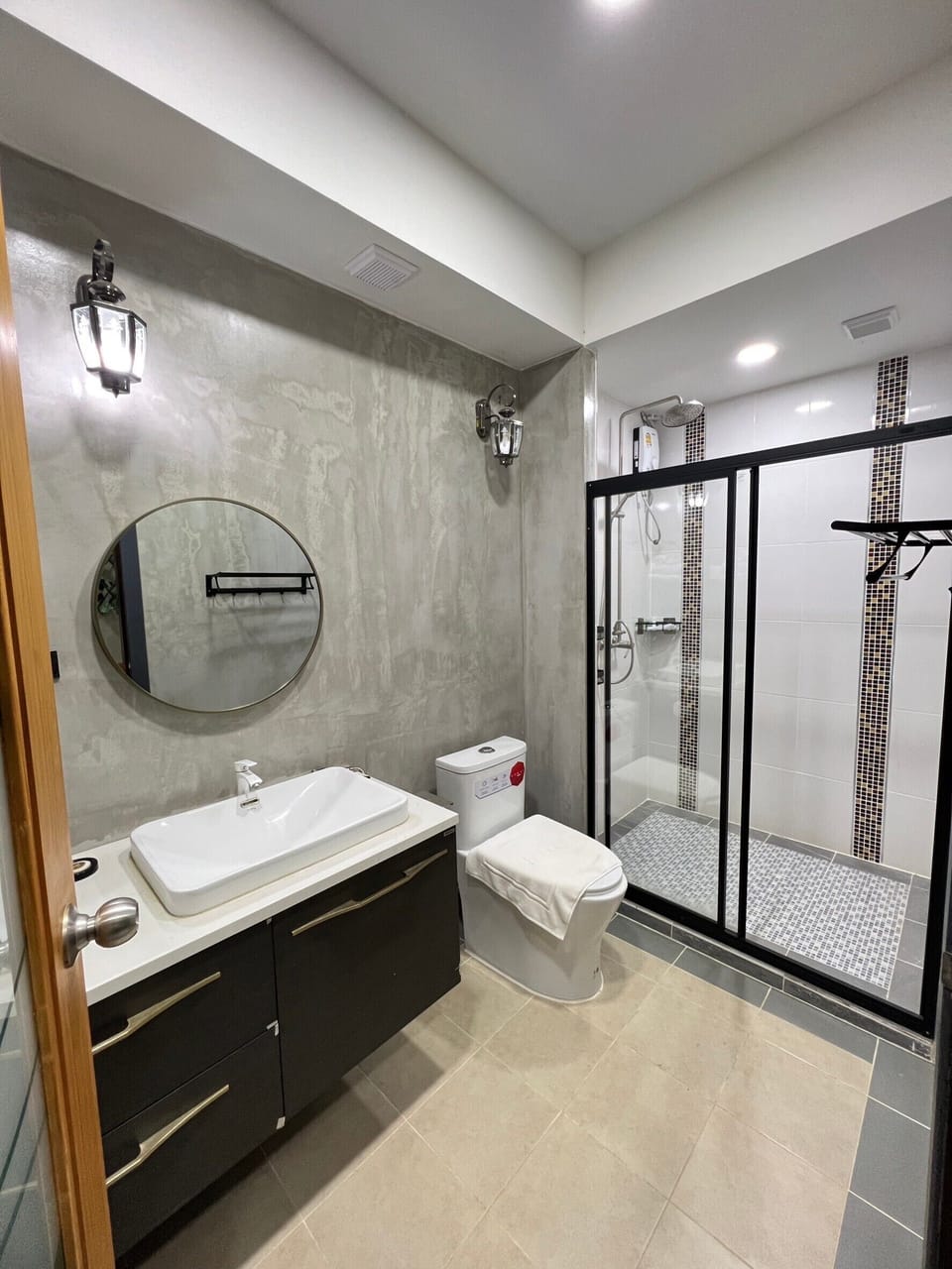 Economy Twin Room | Bathroom | Shower, free toiletries, hair dryer, towels