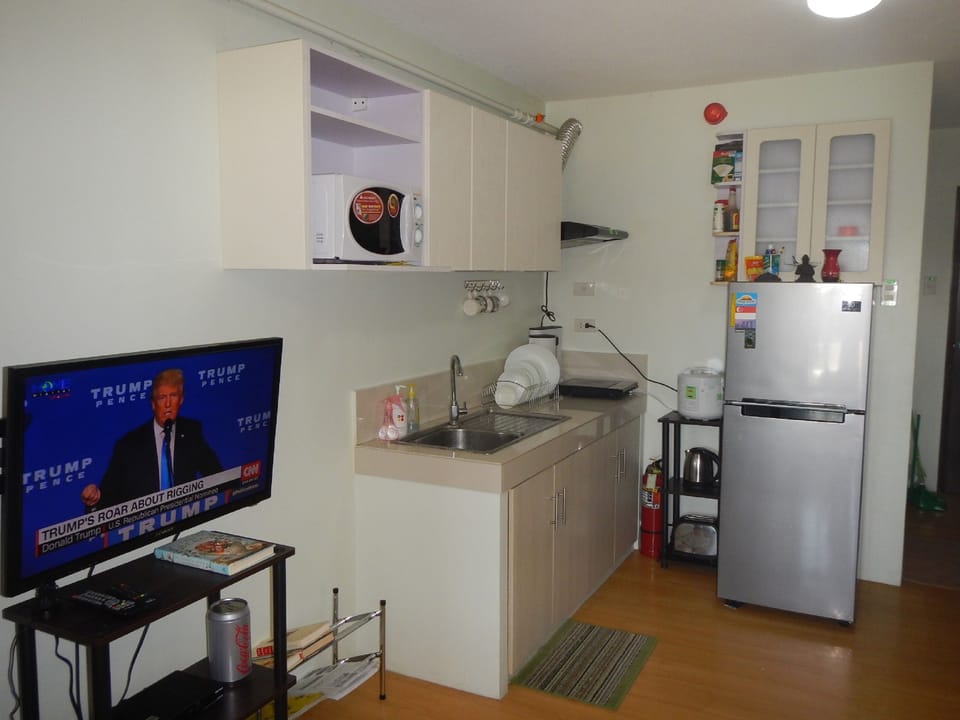 1 Bedroom Condo, Unit 4/416 | Private kitchen | Full-size fridge, microwave, oven, stovetop