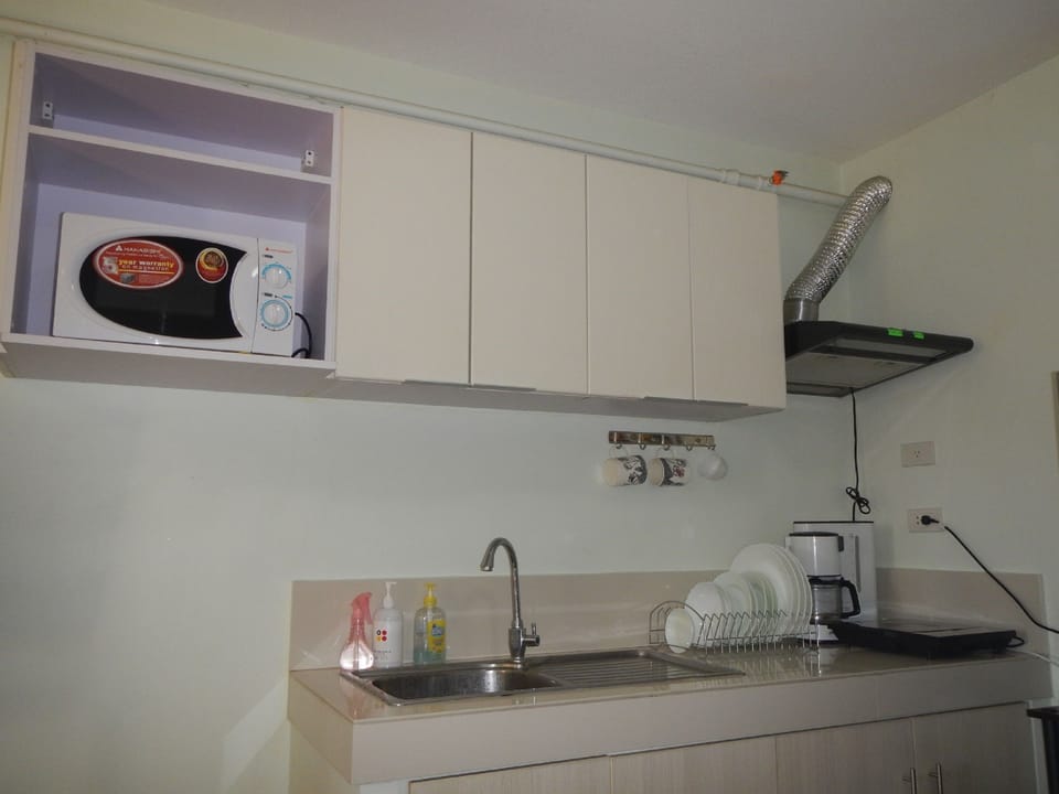 1 Bedroom Condo, Unit 4/416 | Private kitchen | Full-size fridge, microwave, oven, stovetop