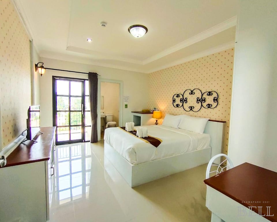 Deluxe Double Room | In-room dining