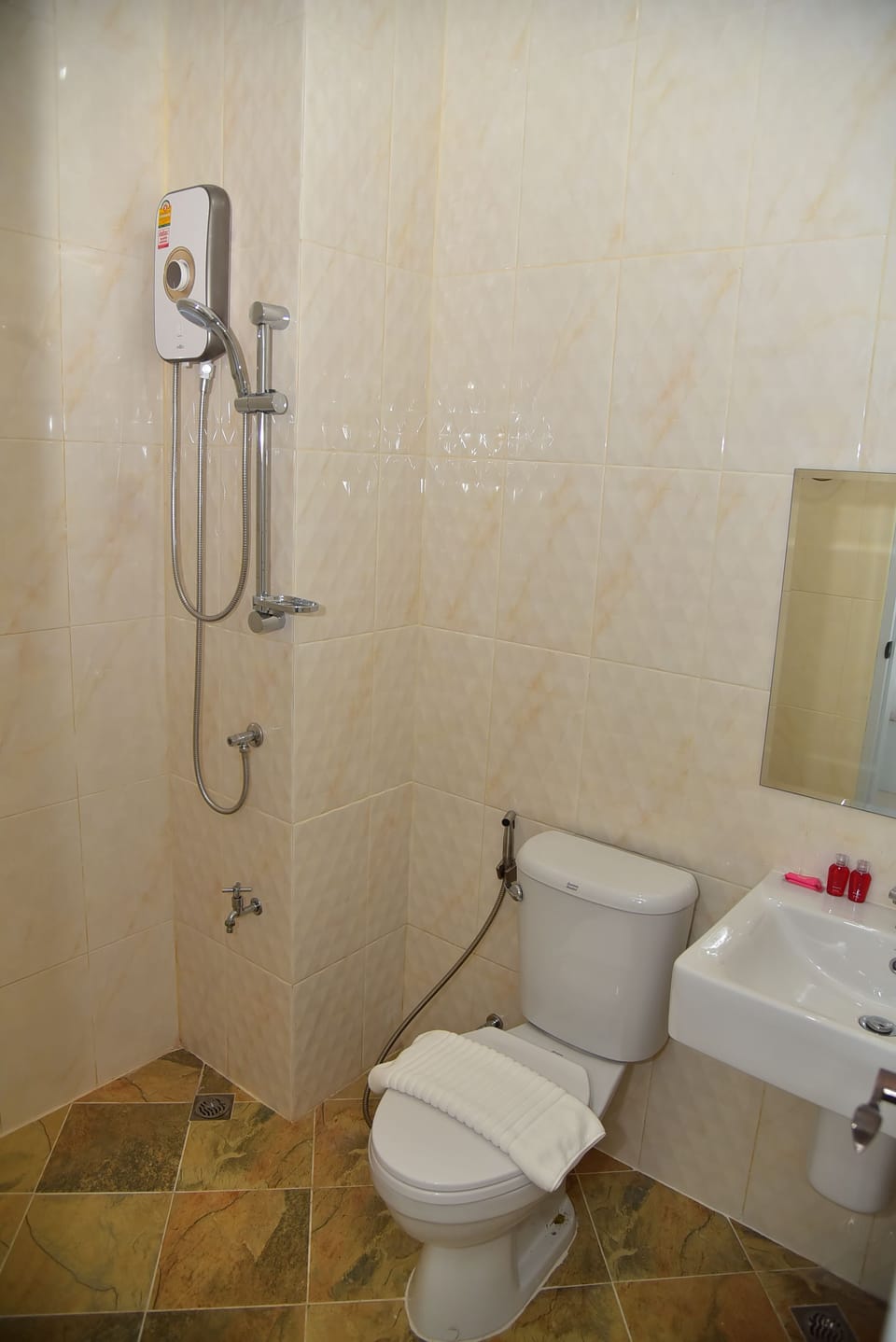 Shower, free toiletries, towels