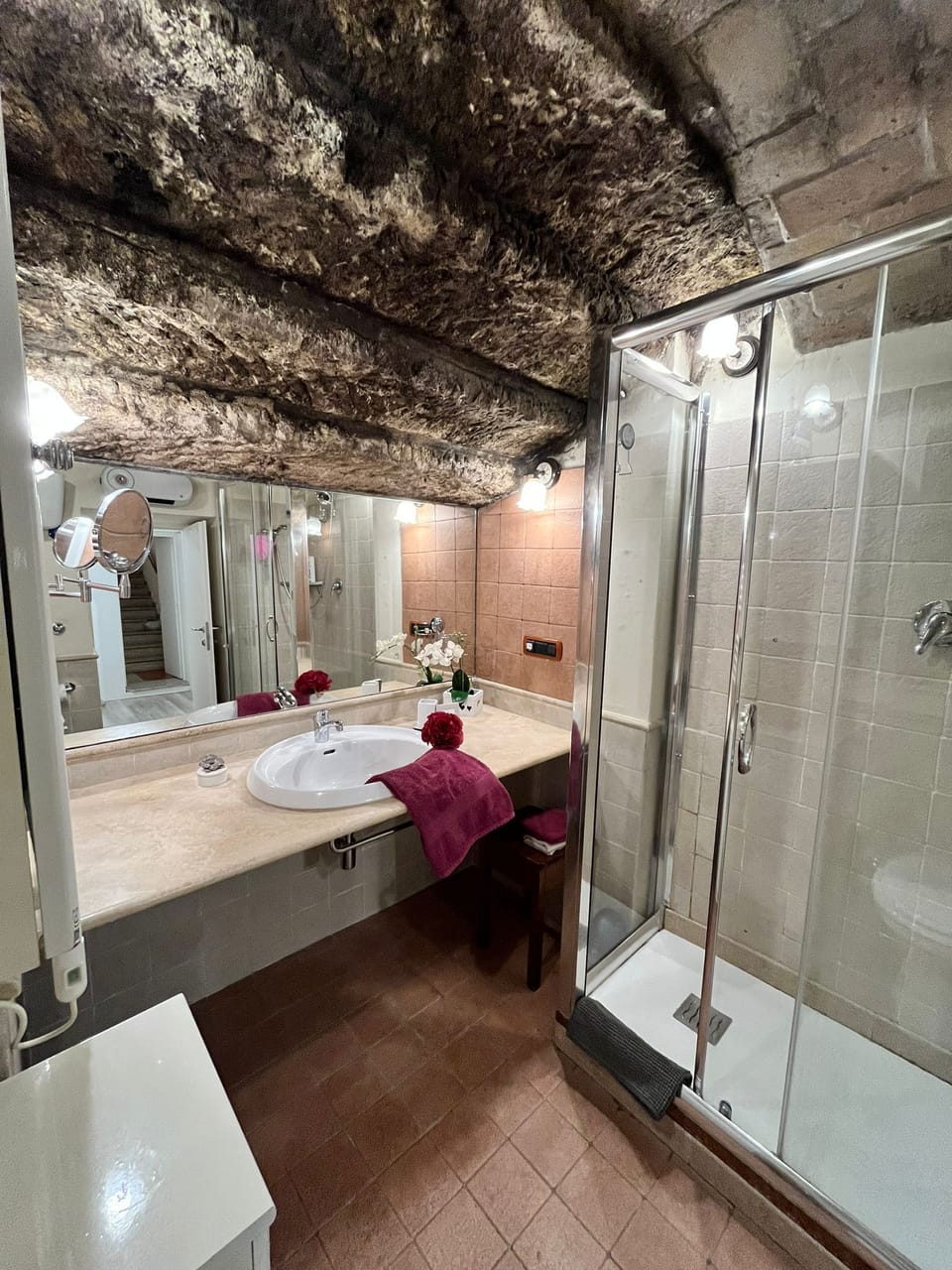 Family Quadruple Room | Bathroom | Shower, rainfall showerhead, free toiletries, hair dryer
