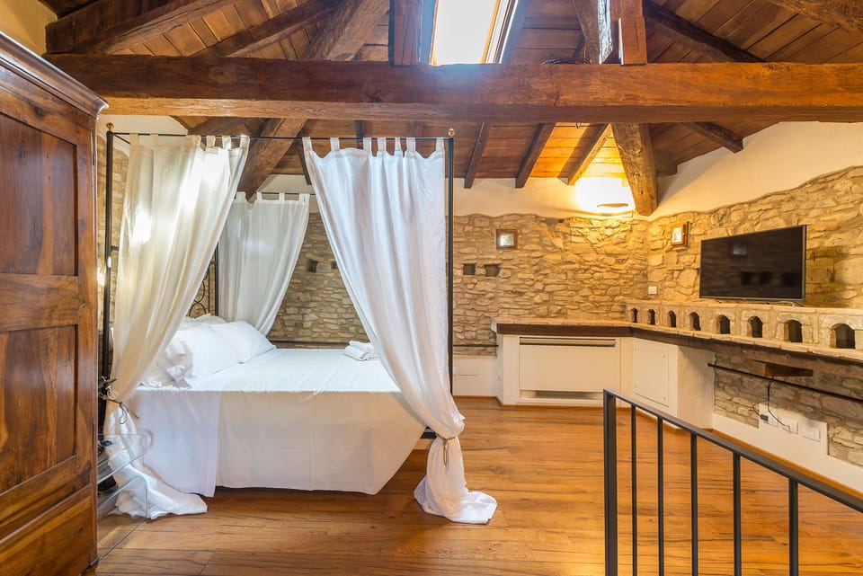 Suite | Premium bedding, minibar, desk, free WiFi