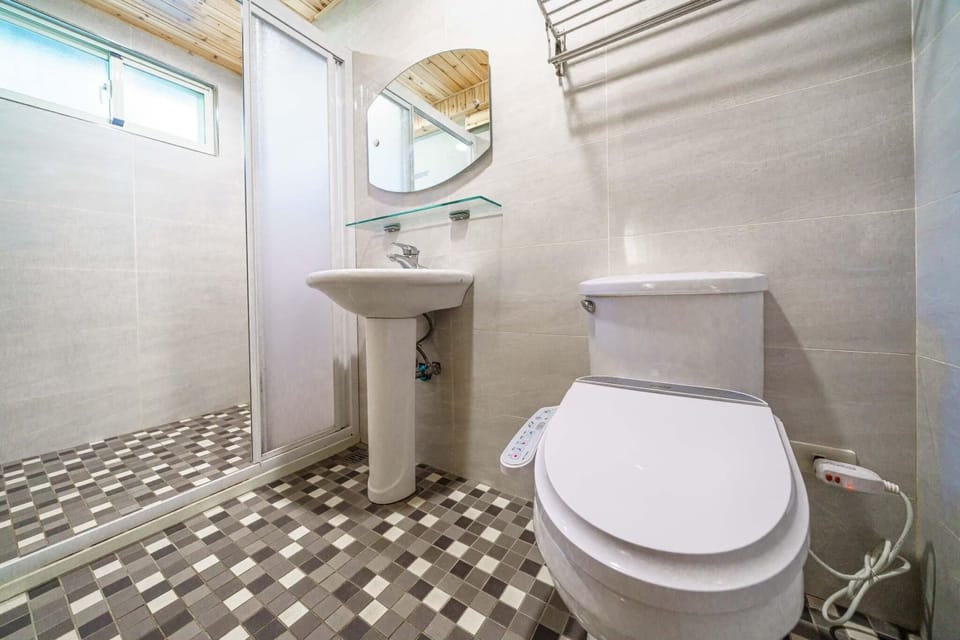 Standard Quadruple Room | Bathroom | Shower, free toiletries, hair dryer, slippers