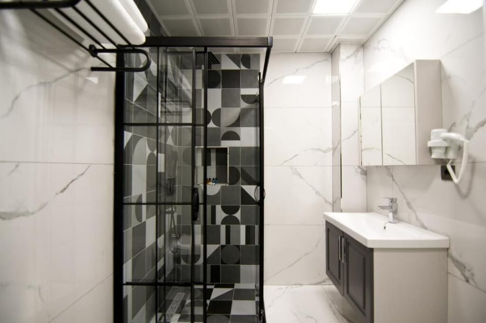 Shower, free toiletries, hair dryer, bidet