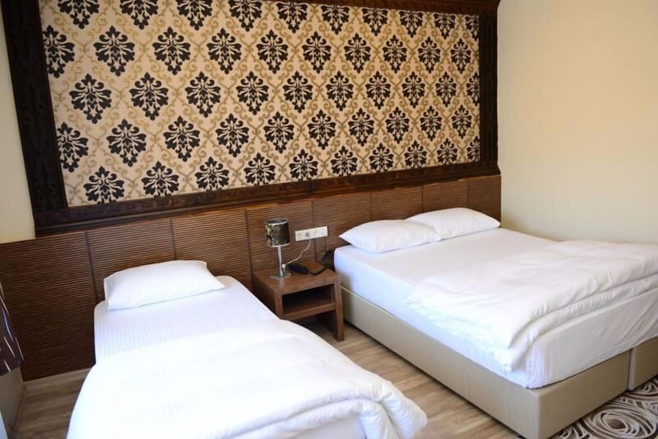 Family Room | Desk, iron/ironing board, free WiFi