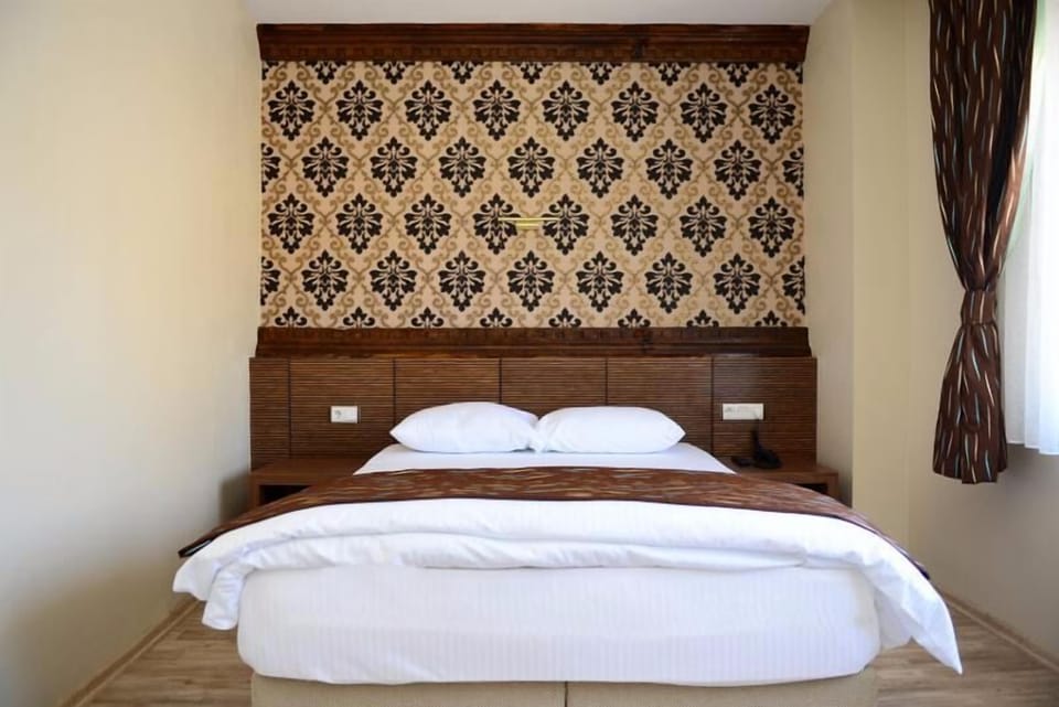 Standard Double Room | Desk, iron/ironing board, free WiFi