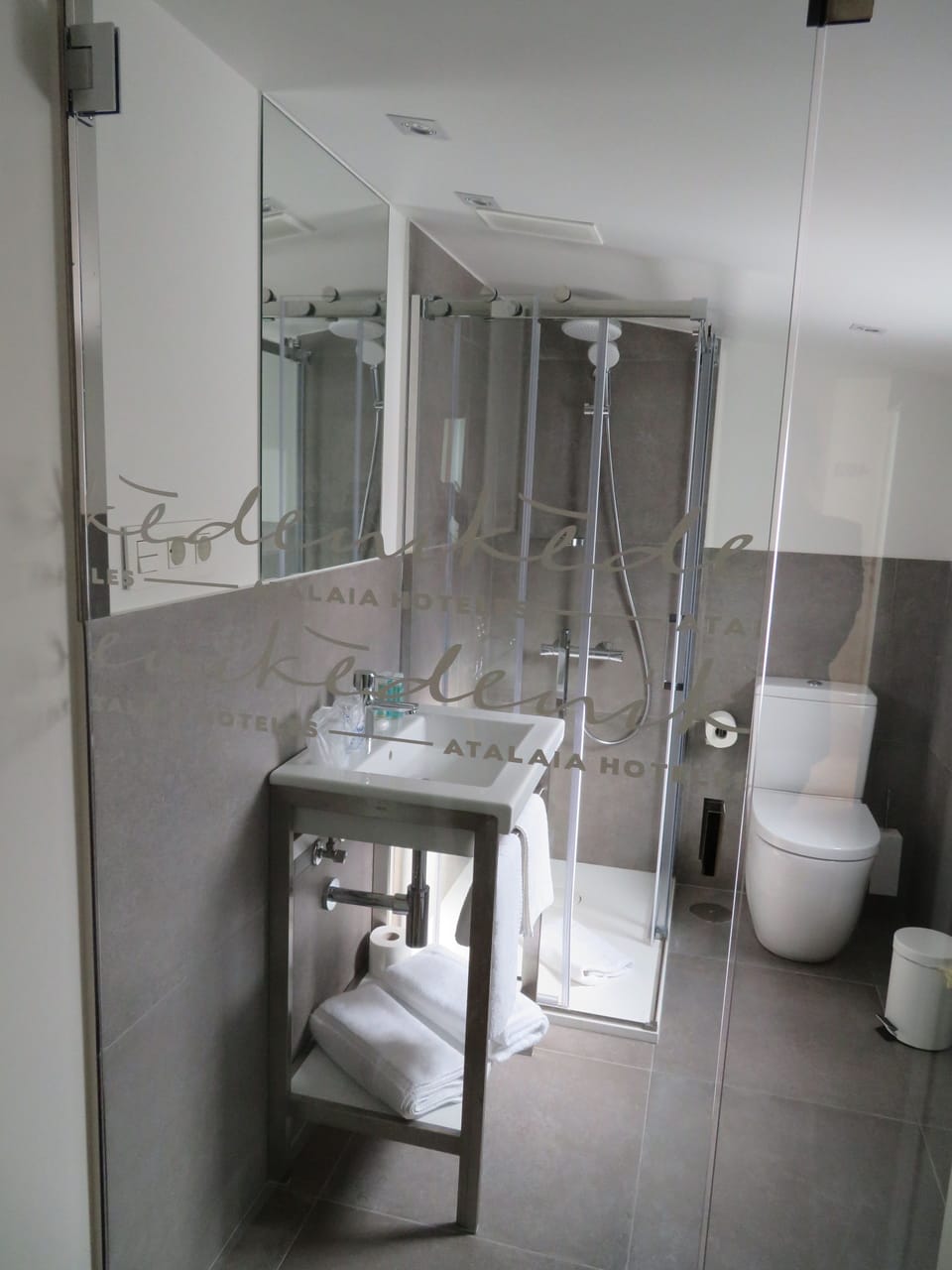 Twin Room (Exterior) | Bathroom | Shower, free toiletries, hair dryer, towels