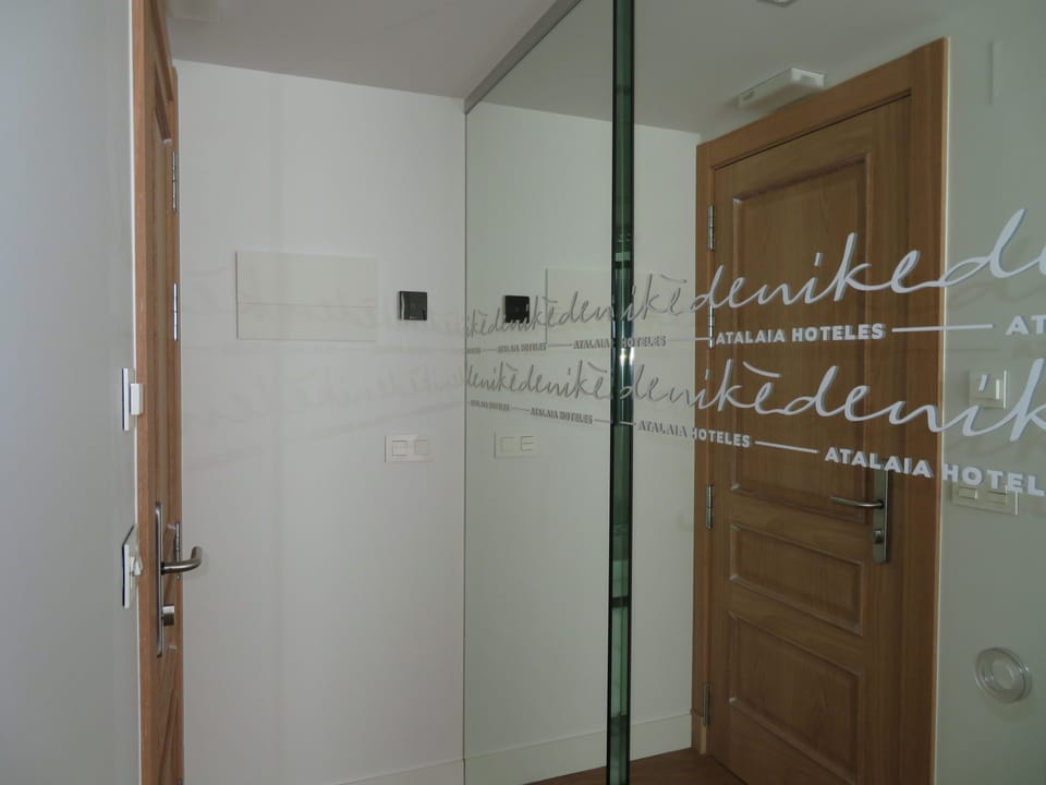 Twin Room (Exterior) | Desk, soundproofing, iron/ironing board, free WiFi