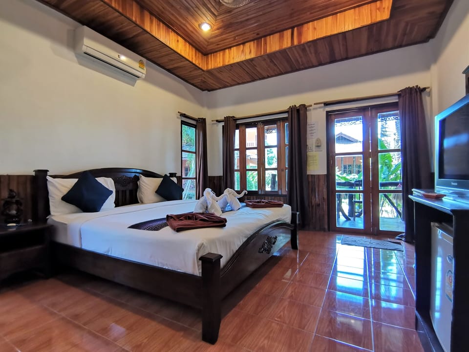 Deluxe Double Room | In-room safe, desk, blackout drapes, WiFi (free)