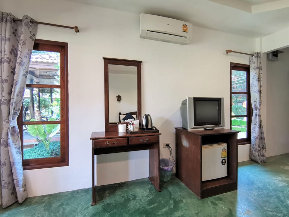 Superior Double Room, Garden View | In-room safe, desk, blackout drapes, WiFi (free)