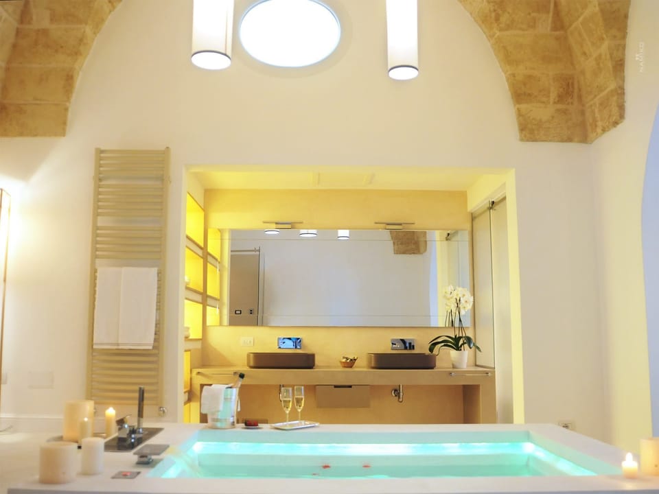 Presidential Suite, Jetted Tub | Bathroom | Separate tub and shower, jetted tub, free toiletries, hair dryer