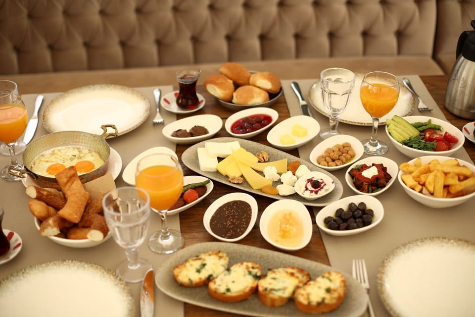 3 restaurants; breakfast, lunch, and dinner served